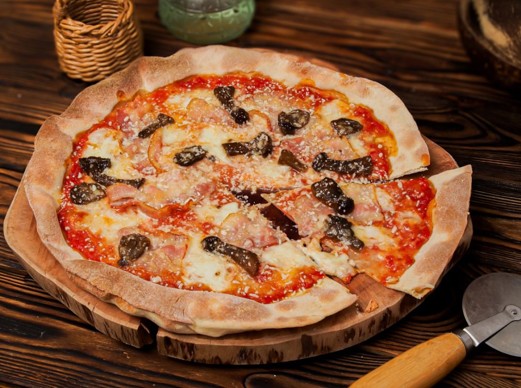 Грибная пицца с беконом и карамелизированным луком: простая гармония вкуса