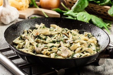 Итальянская паста Альфредо с грибами и шпинатом: как приготовить шедевр