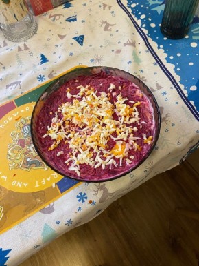 Секреты идеального салата "Сельдь под шубой": как чередовать слои