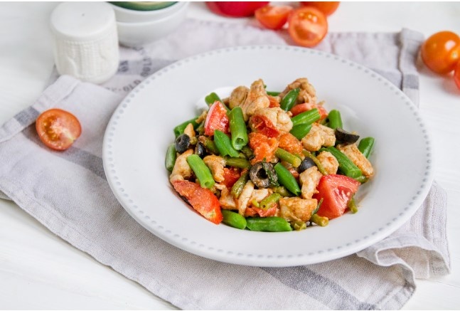 Цыплёнок по-гречески: утончённый вкус с овощным рагу и маслинами