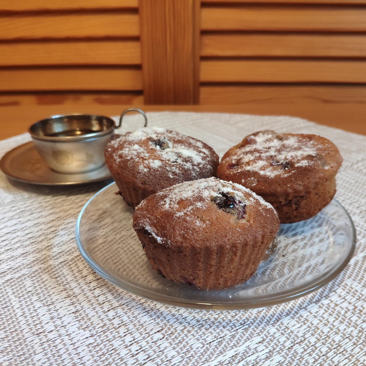 Мягкие и ароматные маффины с черной смородиной и грецкими орехами