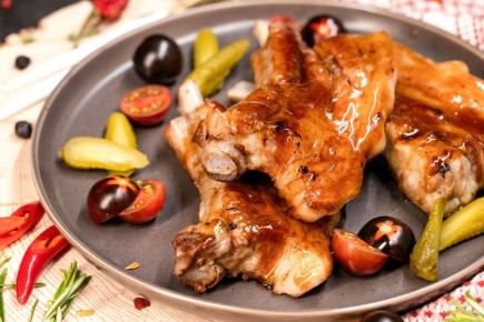 Сочные свиные ребра с медово-острым соусом: быстрый рецепт