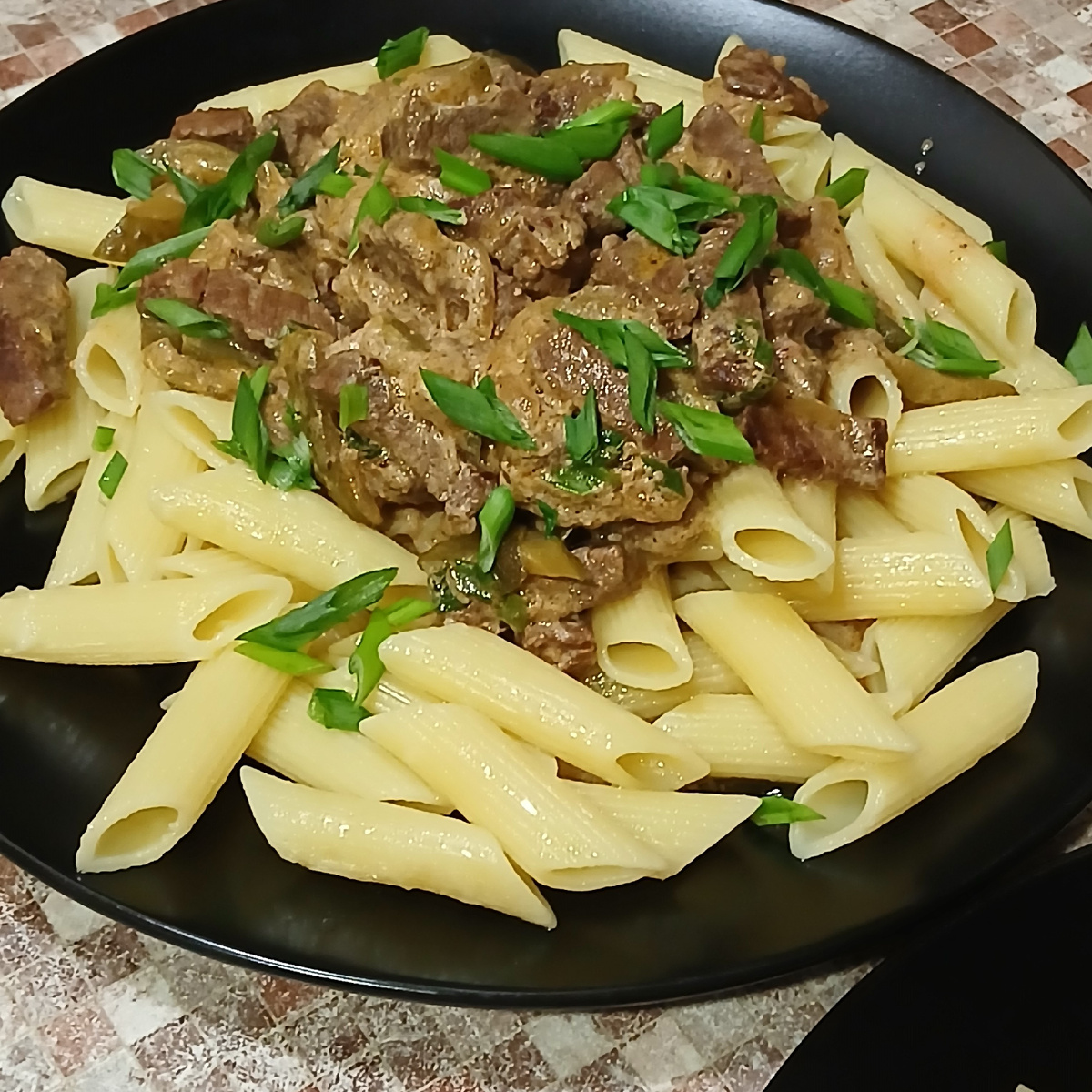 Говядина в сливочном соусе с огурцами: быстро и вкусно