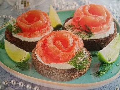 Вкусный аперитив: ржаные тосты с творожным кремом и форелью