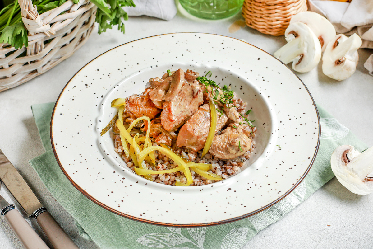 Вкусный бефстроганов из индейки с гречкой: простой и быстрый рецепт