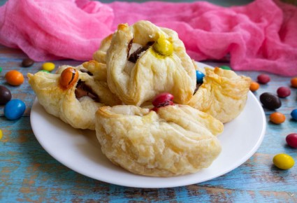 Невероятные слойки с шоколадом: просто и быстро к чаю