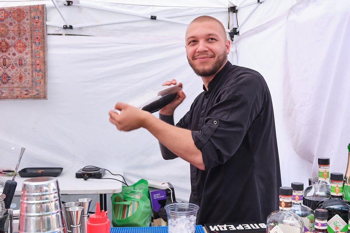 Международный день бармена: искусство создания коктейлей и праздник творчества