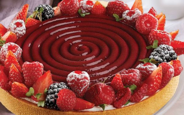 Летний десерт весной: оригинальный миндальный торт с кремом намелака и ягодами