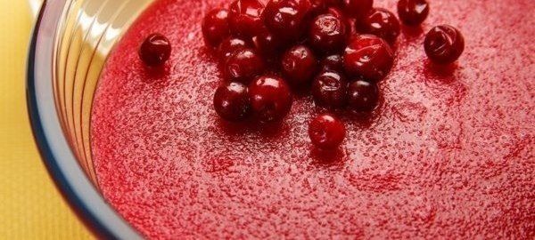 Необычная манная каша на клюквенном соке: новый взгляд на привычный завтрак