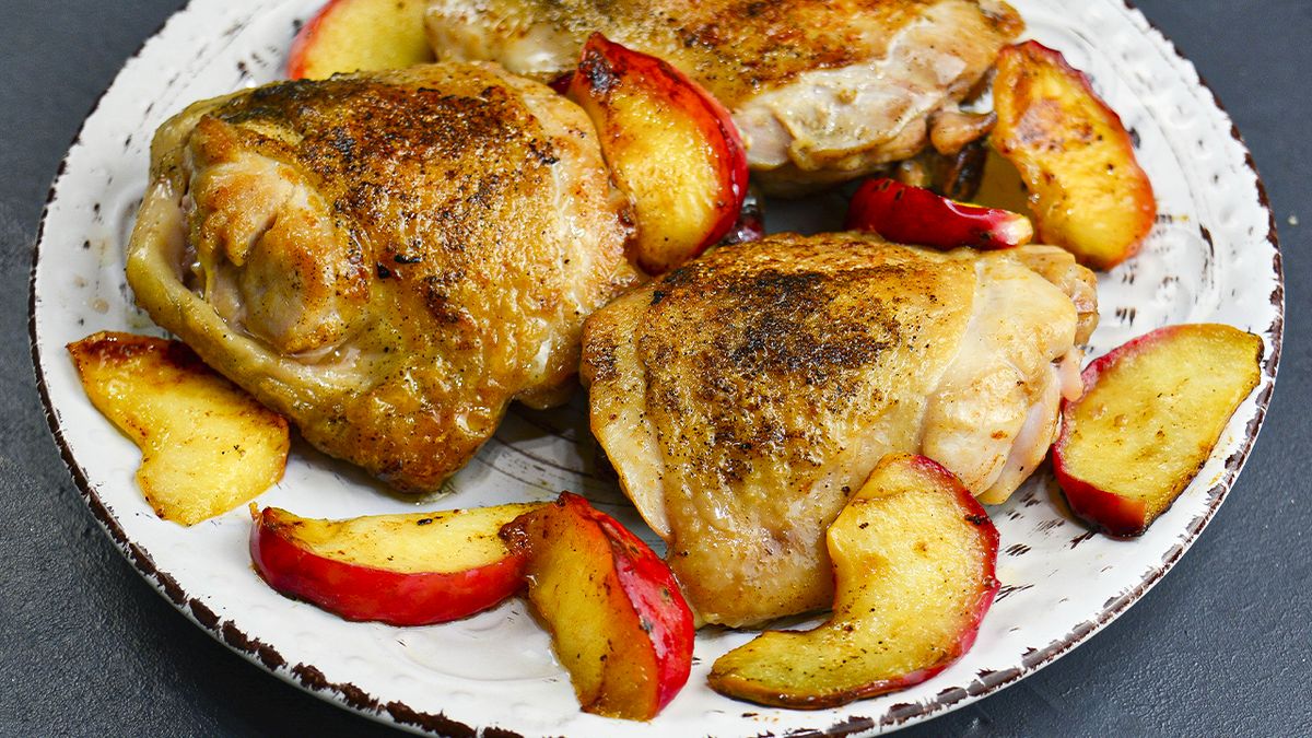 Куриные бедрышки с яблоками: неожиданное сочетание для вашего стола