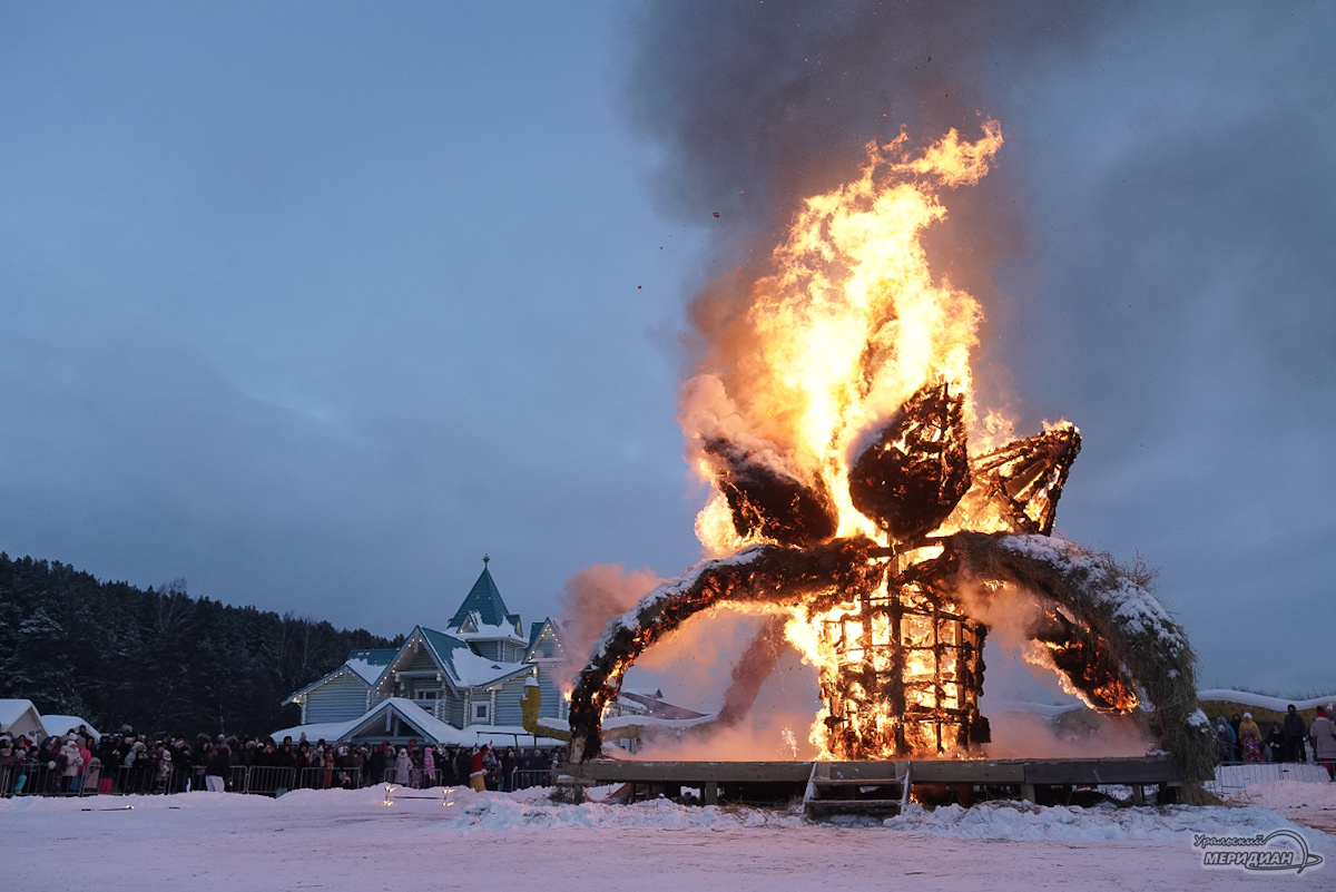 Каменный цветок: символ весеннего обновления сожжен на Масленицу в Парке Сказов