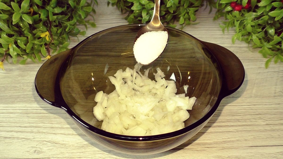 Как быстро и вкусно приготовить салат из консервов