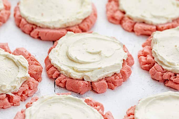 Нежное розовое печенье с кремом швейцарская меренга