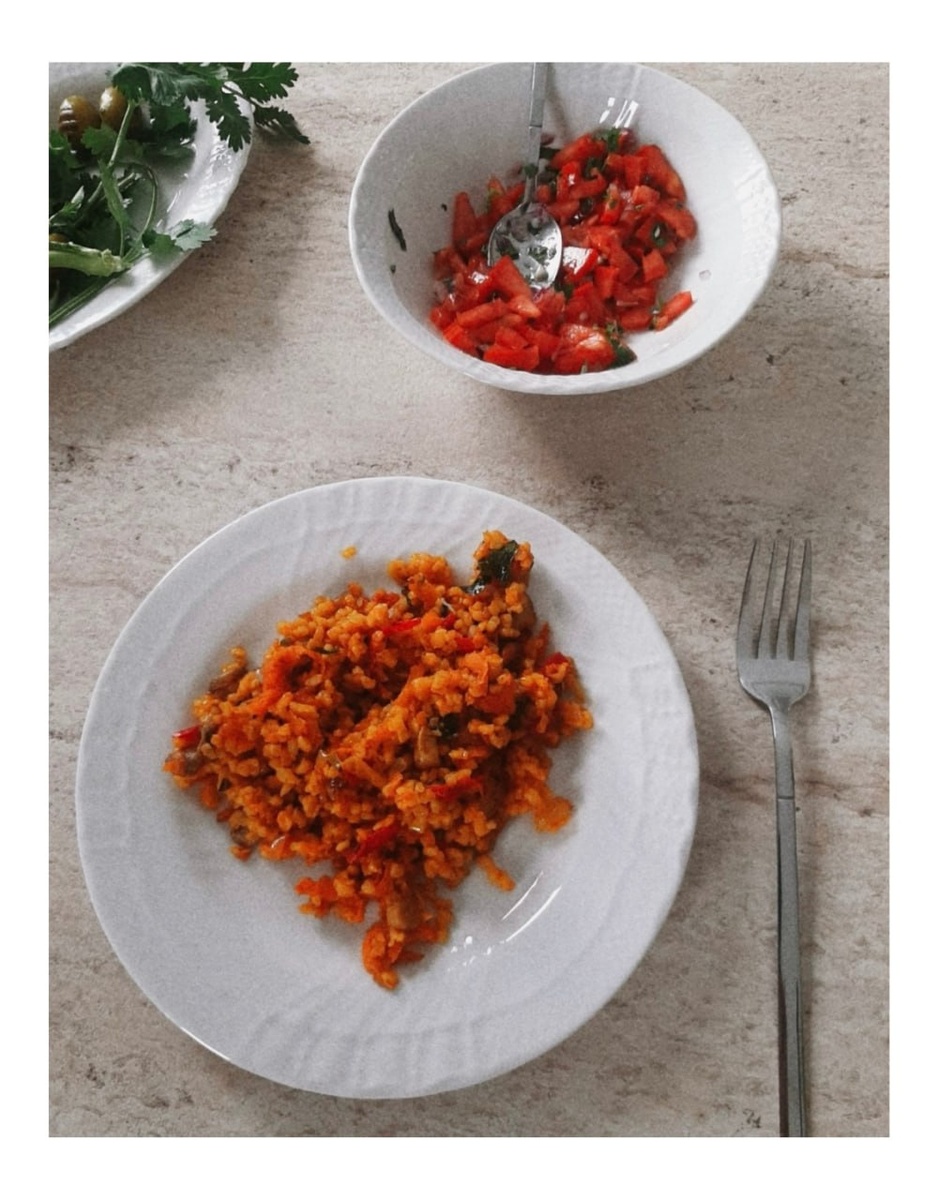 Теплый блюдо для осеннего вечера: булгур с овощами и турецкий салат