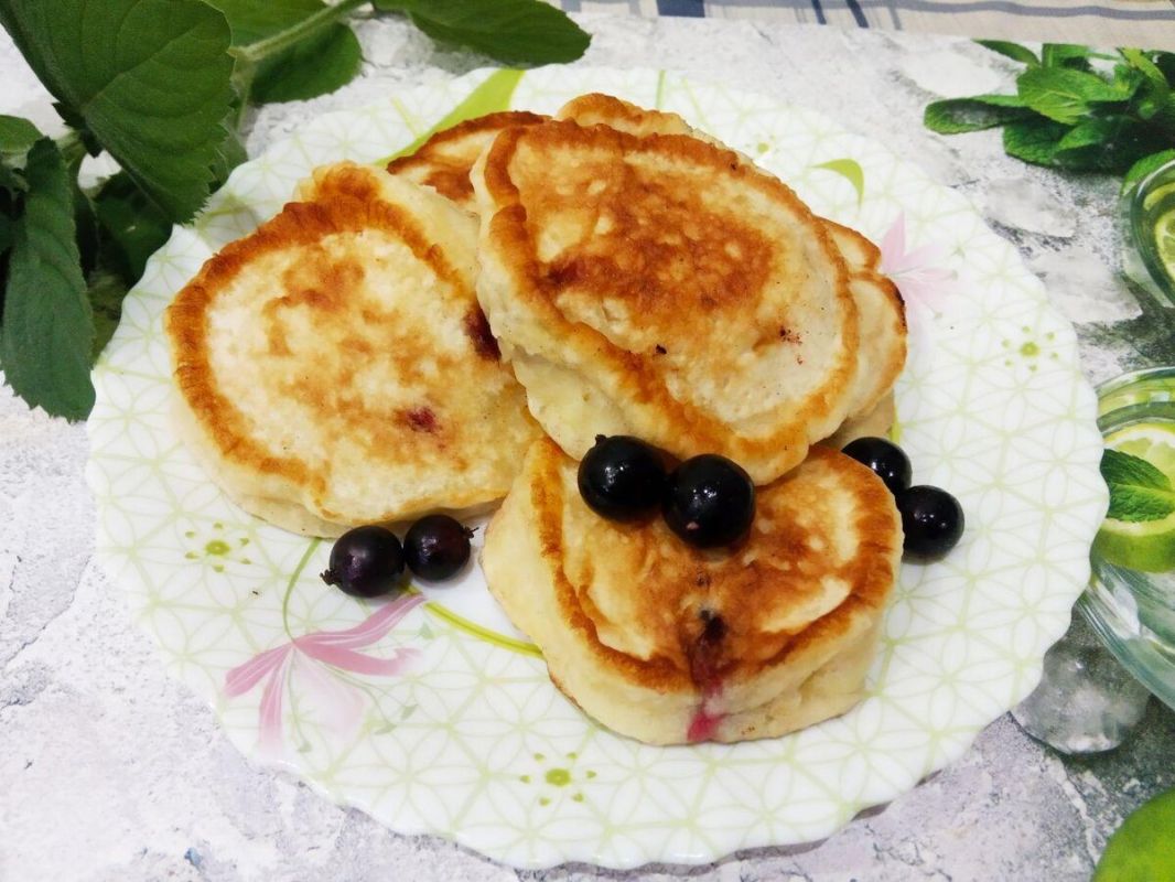 Пышные оладьи на кефире с ягодами: отличный завтрак