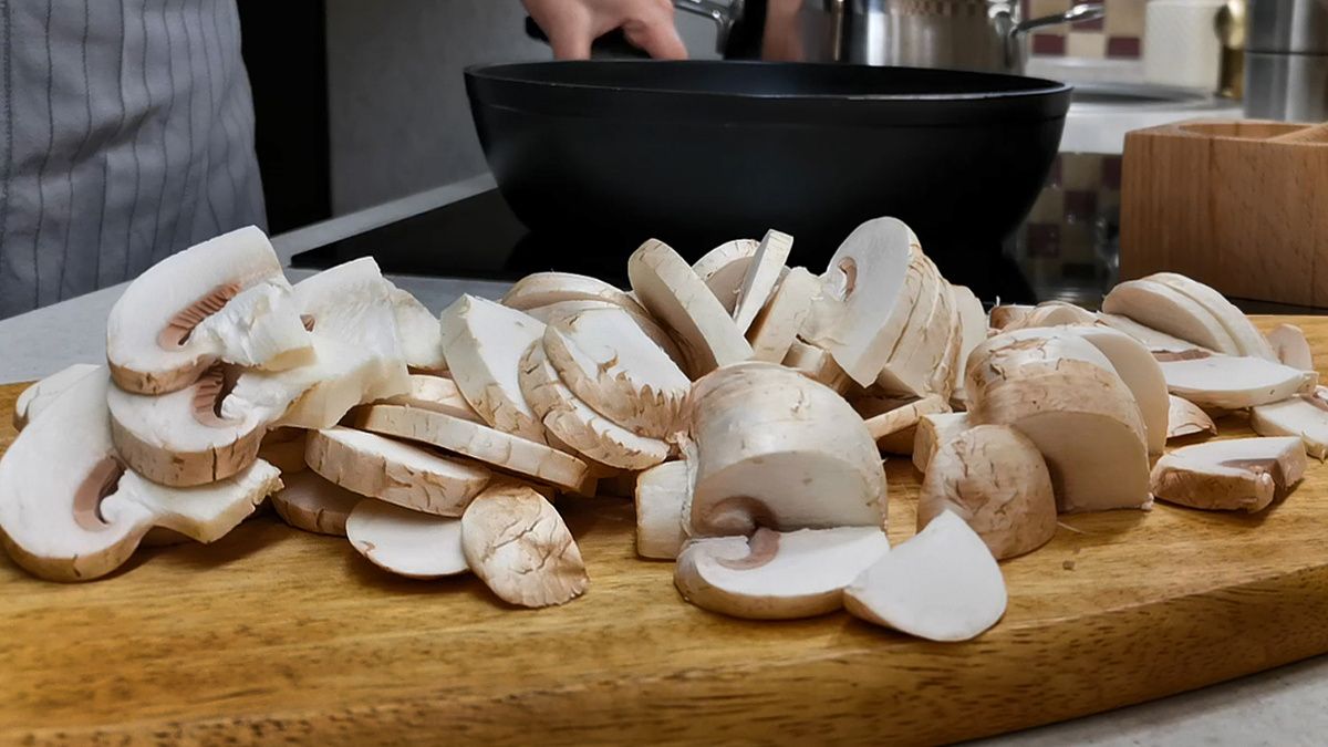 Вкусная еда на ужин: простой рецепт грибной лапши с сюрпризом