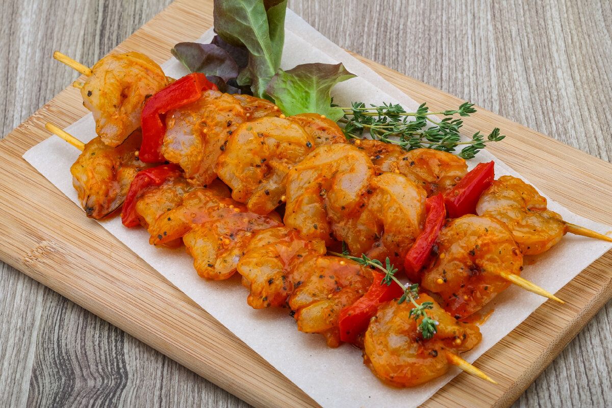 Креветки с авокадо и лавандовым соусом: Острые вкусы лета