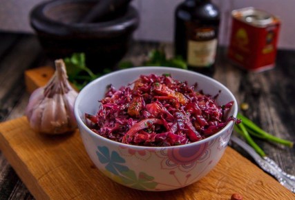Удивительное блюдо из красной капусты: как приготовить вкусную тушеную закуску