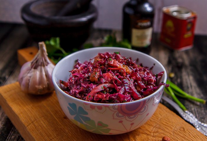 Удивительное блюдо из красной капусты: как приготовить вкусную тушеную закуску