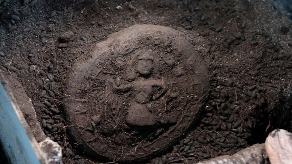 Археологи нашли 1300-летний хлеб с образом Христа в Турции