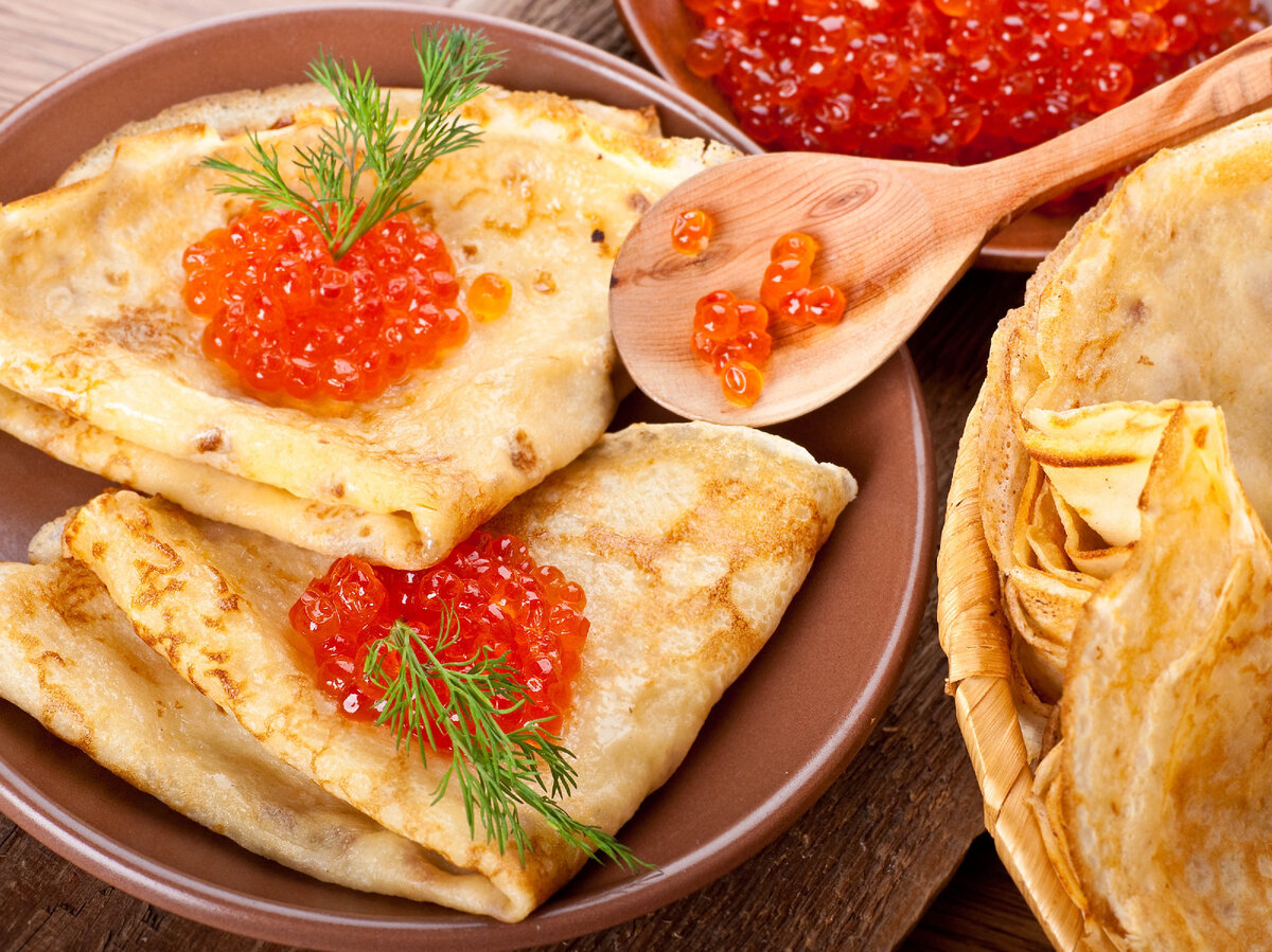 Блинчики с икрой, йогуртом и красным луком