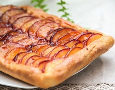 Волшебство открытого пирога с персиками: простой рецепт для лета