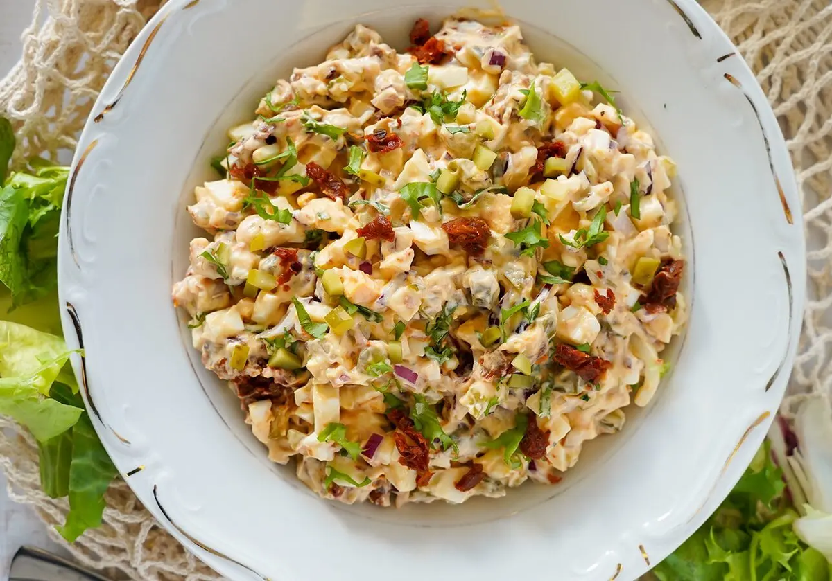 Непревзойденный салат с вялеными помидорами: легкость и вкус в каждом кусочке