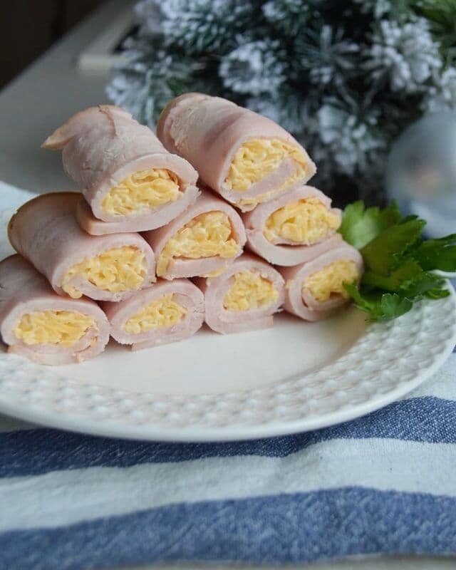 Вкуснейшие рулетики с сыром и чесноком: идеальная закуска