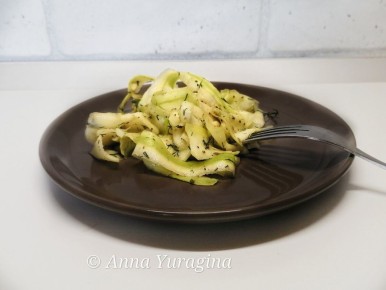 Легкая и вкусная закуска: маринованные кабачки за 10 минут