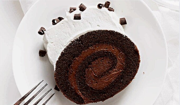 Неповторимый шоколадный рулет: удивите гостей новым десертом