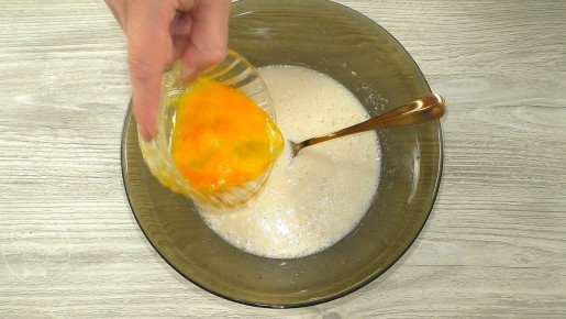 Нежные яблочные оладьи: идеальный десерт к чаю