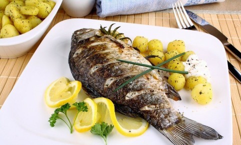 Как запечь карпа с луком и сметаной: пошаговый рецепт