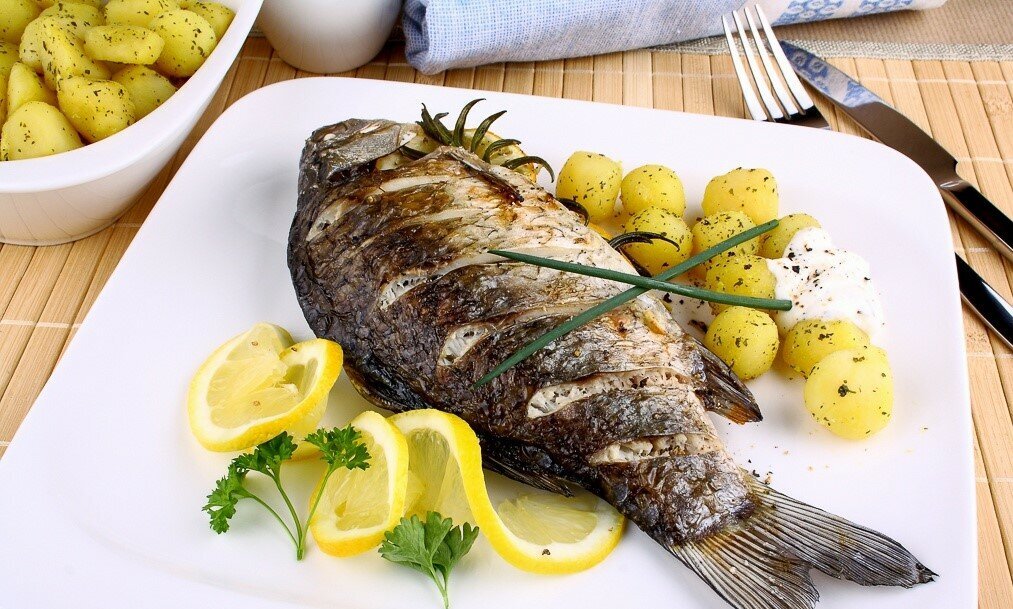 Как запечь карпа с луком и сметаной: пошаговый рецепт