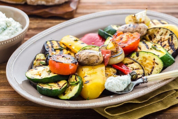 Овощная закуска на гриле с рикоттой: простой рецепт с ярким вкусом