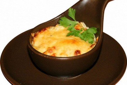 Ароматный куриный жюльен с грибами и сыром: простой рецепт