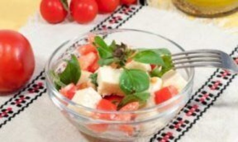 Нежный салат из томатов и брынзы: как легко и быстро его приготовить