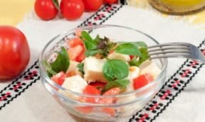 Нежный салат из томатов и брынзы: как легко и быстро его приготовить