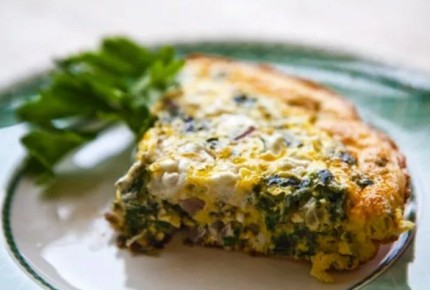 Омлет со снытью и сыром фета