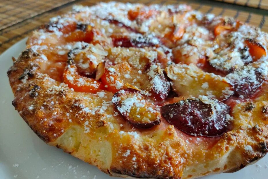 Восхитительный творожный пирог с абрикосами и сливой для летних вечеров