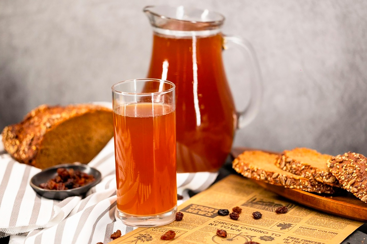 Как приготовить ржаной квас с корицей и изюмом