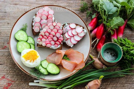 Весенние тосты из ржаного хлеба с редисом и зеленью