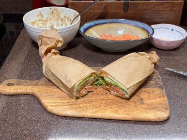 Изысканный сендвич с лососем и терияки