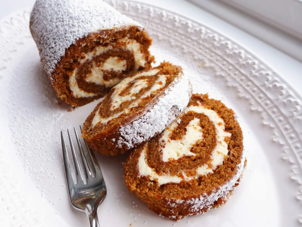 Ароматный тыквенный рулет с творожным кремом: идеальный десерт на осень