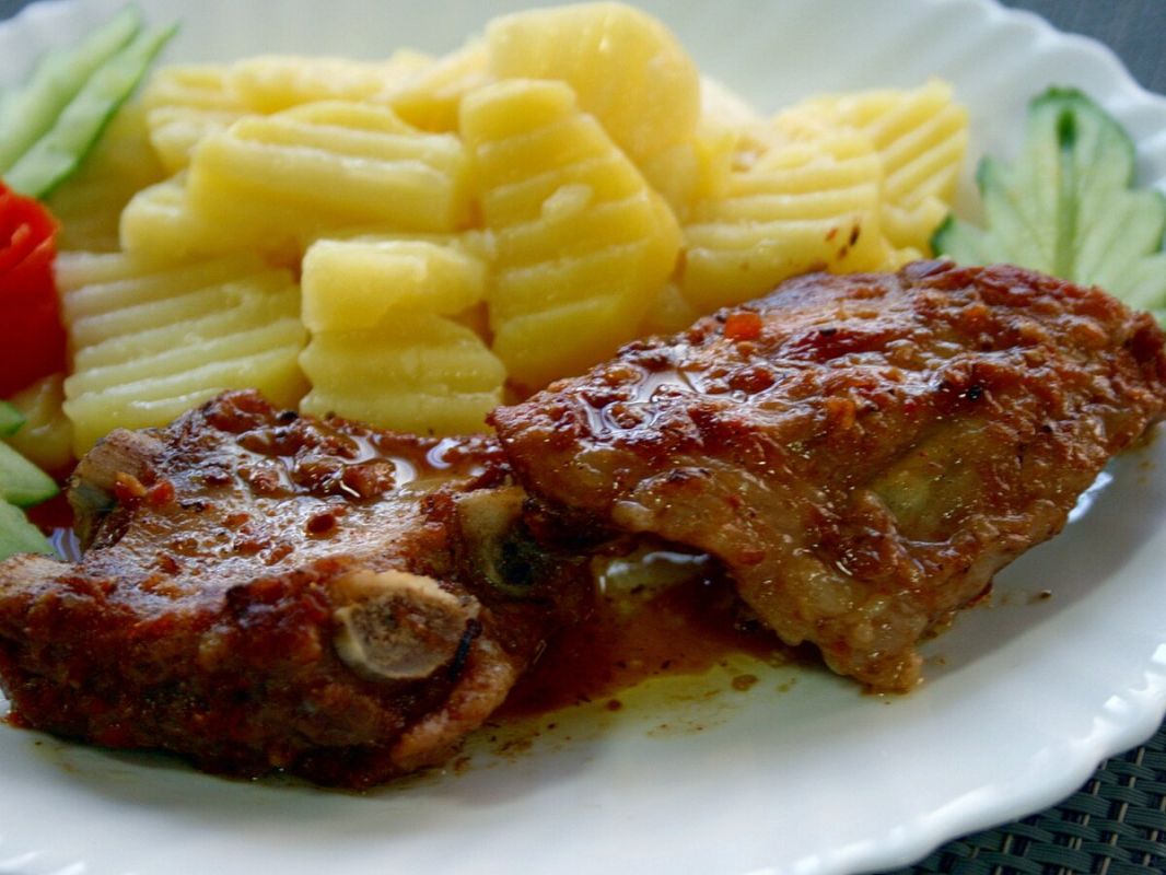 Свиные рёбрышки в медово-соевом соусе: простой рецепт с картофелем