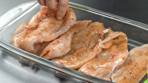 Легкий ужин: куриное филе с сыром в духовке