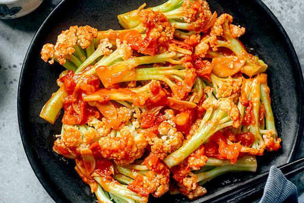 Хрустящая цветная капуста обжаренная с томатным соусом