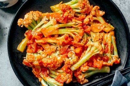 Хрустящая цветная капуста обжаренная с томатным соусом