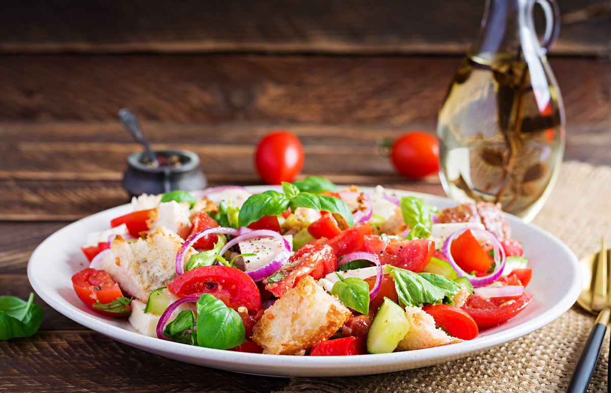 Классический итальянский салат панзанелла: как приготовить из черствого хлеба