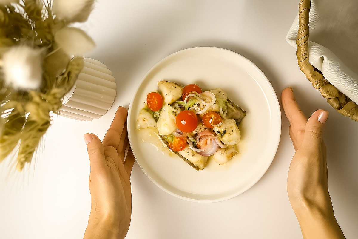 Ужин за 20 минут: простой и полезный рецепт запеченной рыбы с овощами