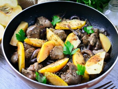 Кулинарное волшебство: куриная печень с айвой на одной сковороде